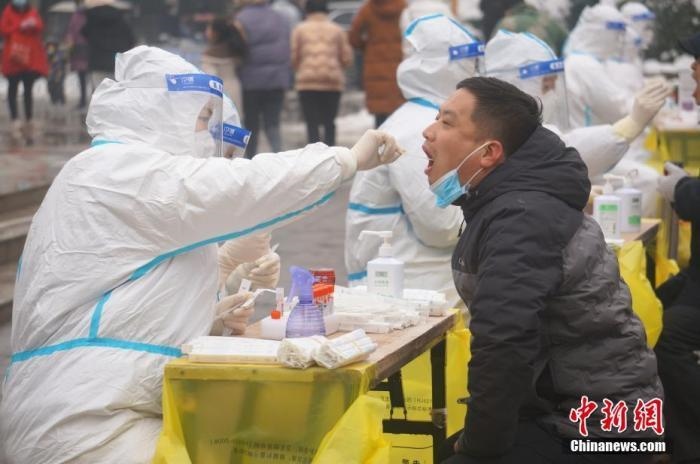 資料圖：圖為鄭州市民接受核酸檢測(cè)。 <a target='_blank' href='/'>中新社</a>記者 韓章云 攝