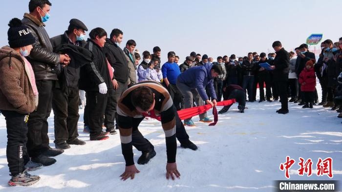 在雪地上舉行的少數(shù)民族傳統(tǒng)體育項(xiàng)目押加?！“统h融媒體中心供圖