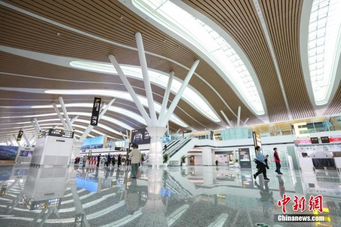 資料圖：貴陽(yáng)龍洞堡國(guó)際機(jī)場(chǎng)T3航站樓出發(fā)大廳。 瞿宏倫 攝
