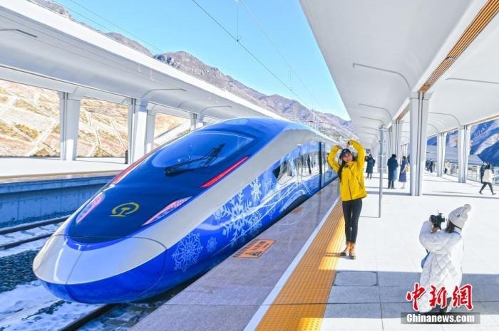 1月12日，河北省張家口市崇禮區(qū)，路側矗立的北京冬奧會標志。崇禮11日迎來降雪，雪后的崇禮冬奧氛圍濃。 <a target='_blank' href='/'>中新社</a>記者 賈天勇 攝
