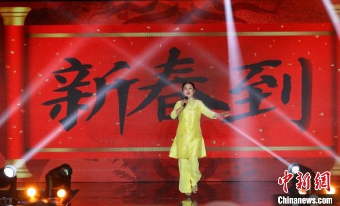 朱明瑛演唱《新春到》。　北京民政部門供圖