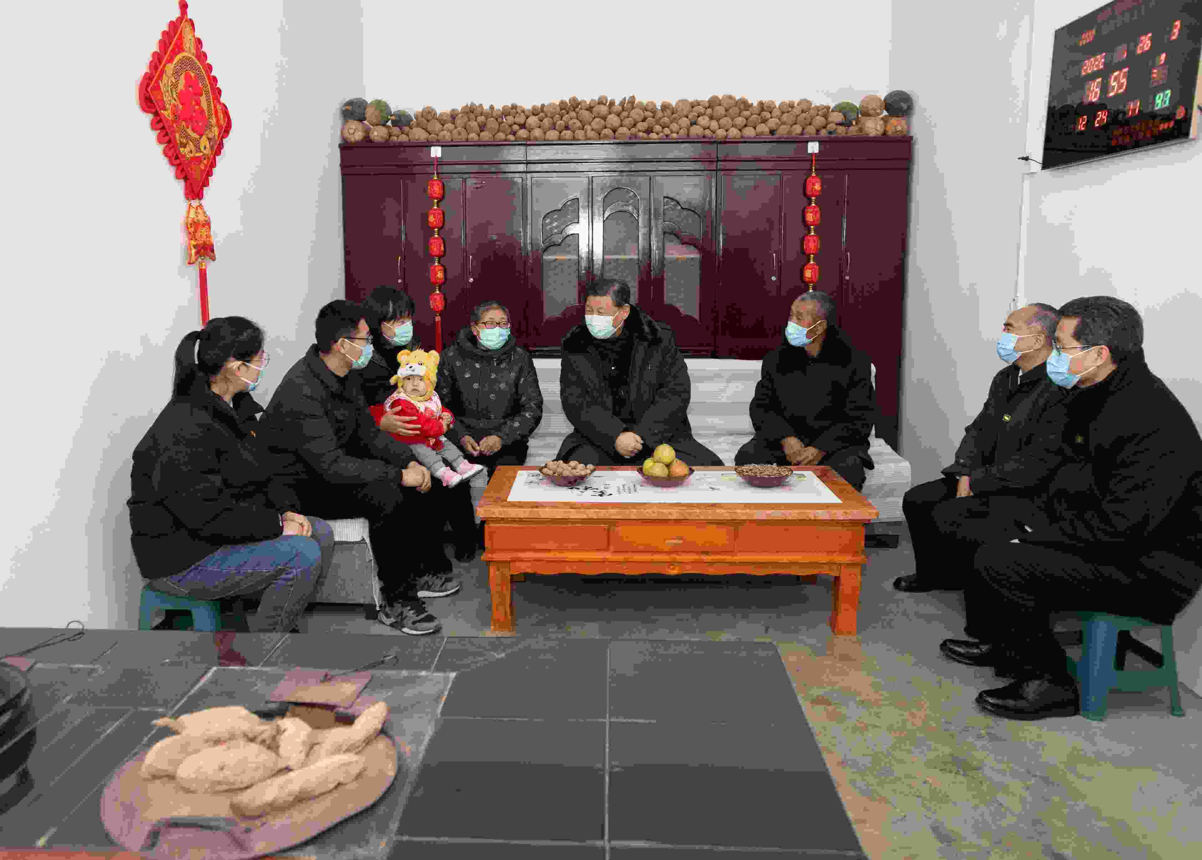△2022年1月26日，中共中央總書記、國家主席、中央軍委主席習近平在臨汾市汾西縣僧念鎮(zhèn)段村同村民蔡文明一家親切交流。