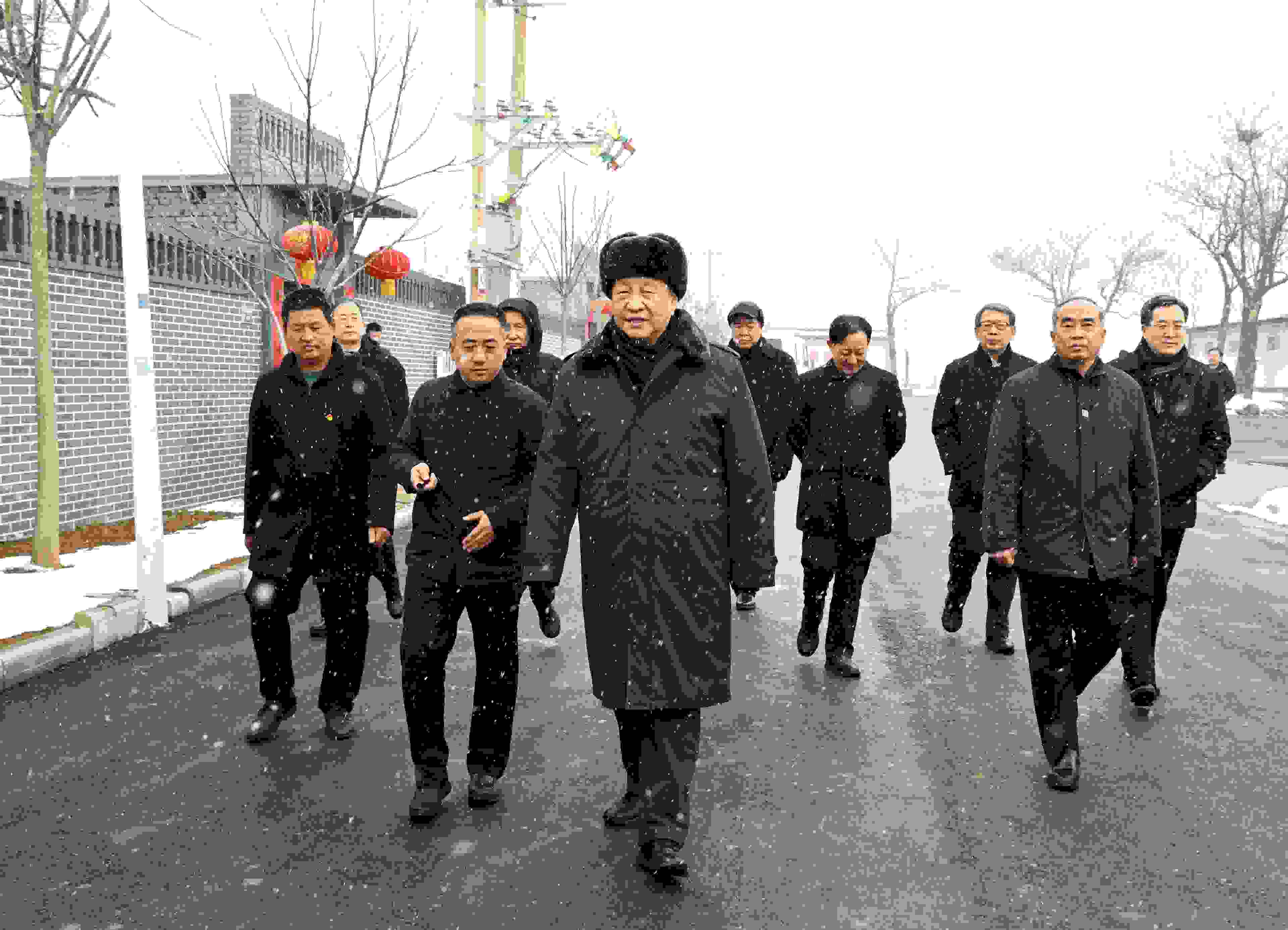 △2022年1月26日，中共中央總書記、國家主席、中央軍委主席習近平冒雪在臨汾市霍州市師莊鄉(xiāng)馮南垣村考察。