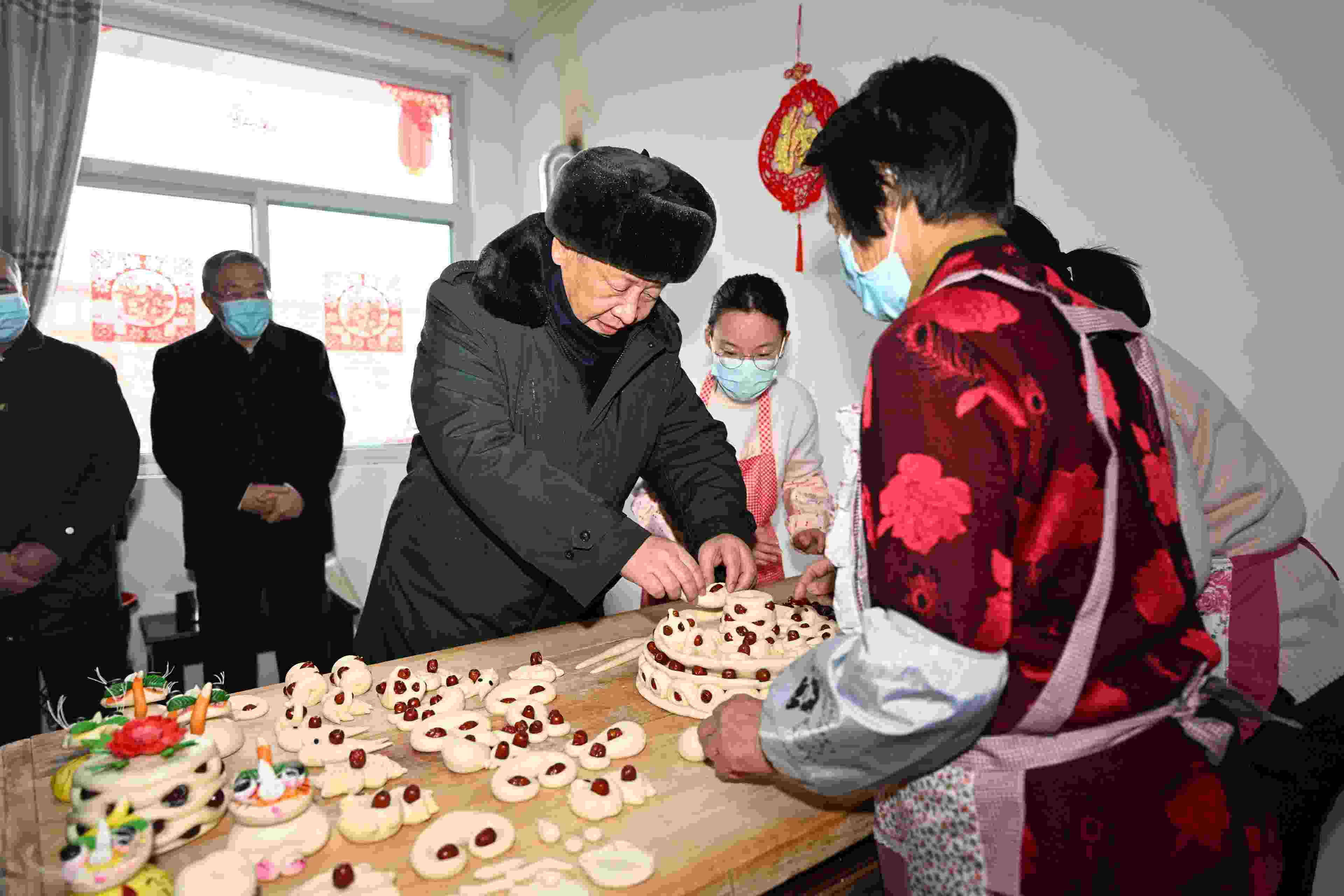 △2022年1月26日，中共中央總書記、國家主席、中央軍委主席習近平在臨汾市霍州市師莊鄉(xiāng)馮南垣村，同師紅兵一家做年饃。