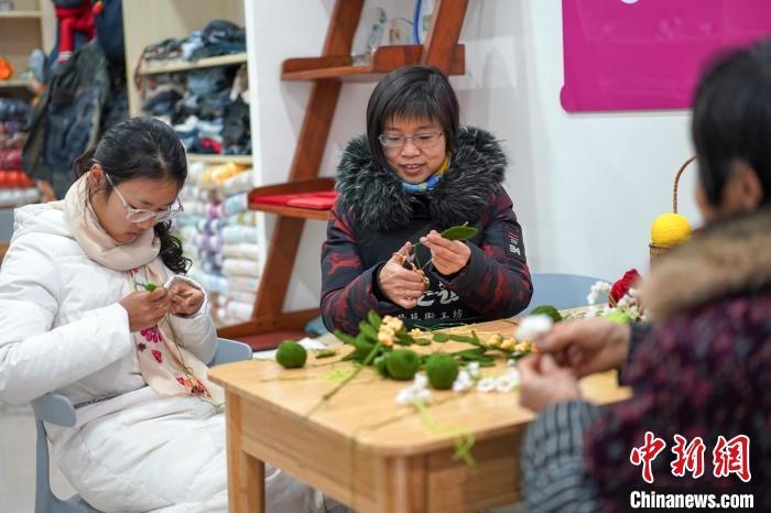 文創(chuàng)工作室的姐妹們正在鉤織月桂葉片?！」帕捡x 攝