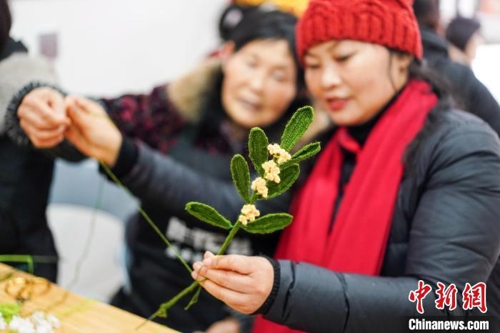 馮燕霞指導(dǎo)姐妹們鉤織月桂葉片?！」帕捡x 攝