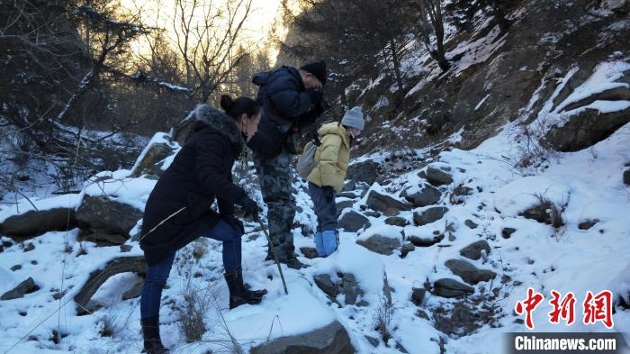 圖為工作人員發(fā)現(xiàn)疑似放歸雪豹的痕跡(資料圖)?！?nèi)蒙古賀蘭山國家級(jí)自然保護(hù)區(qū)供圖