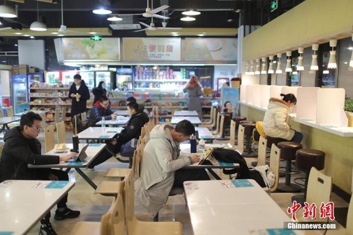 資料圖：考研學(xué)生在食堂內(nèi)復(fù)習(xí)。 泱波 攝