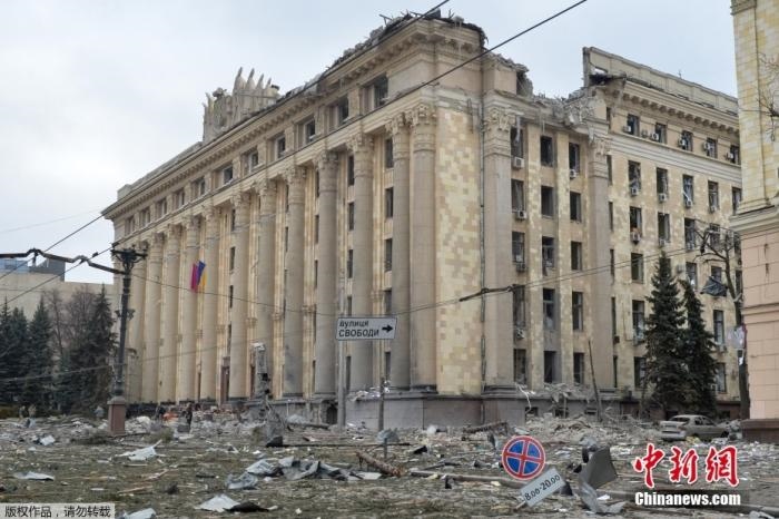 當(dāng)?shù)貢r間3月1日，烏克蘭哈爾科夫市中心的政府大樓廣場遭到炮擊。