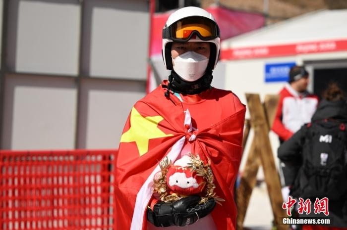 3月6日，中國選手梁景怡在賽后手捧吉祥物。當日，北京2022年冬殘奧會殘奧高山滑雪男子超級大回轉(zhuǎn)-站姿決賽在國家高山滑雪中心舉行，中國選手梁景怡奪得冠軍。 <a target='_blank' href='/'>中新社</a>記者 劉冉陽 攝 　