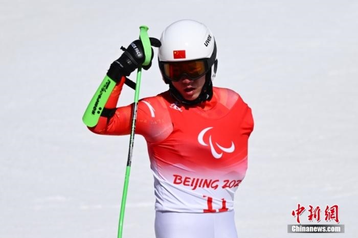 3月6日，中國選手梁景怡賽后慶祝勝利。當日，北京2022年冬殘奧會殘奧高山滑雪男子超級大回轉(zhuǎn)-站姿決賽在國家高山滑雪中心舉行，中國選手梁景怡奪得冠軍。 <a target='_blank' href='/'>中新社</a>記者 劉冉陽 攝 　