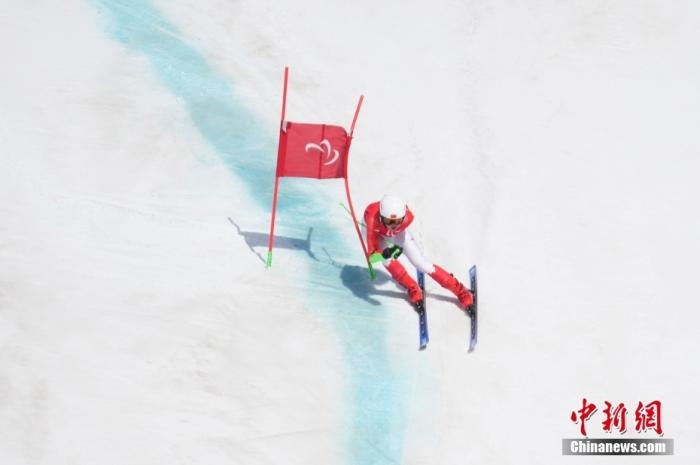 3月6日，中國選手梁景怡在比賽中。當日，北京2022年冬殘奧會殘奧高山滑雪男子超級大回轉(zhuǎn)-站姿決賽在國家高山滑雪中心舉行，中國選手梁景怡奪得冠軍。 <a target='_blank' href='/'>中新社</a>記者 劉冉陽 攝 　