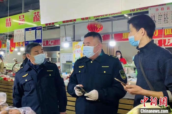 圖為執(zhí)法人員進(jìn)行調(diào)查?！±铈面谩z