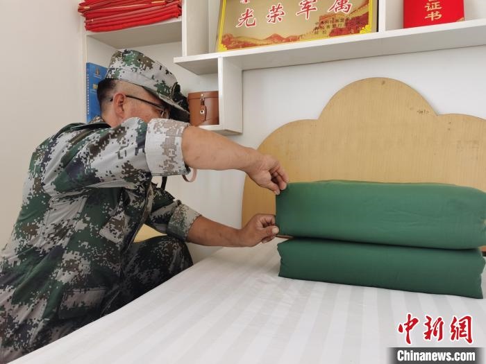 圖為謝寶民以軍人標(biāo)準(zhǔn)要求自己。　受訪者供圖