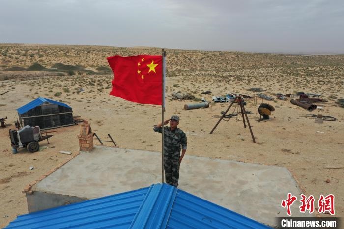 圖為每天升旗是謝寶民的必修課。　受訪者供圖