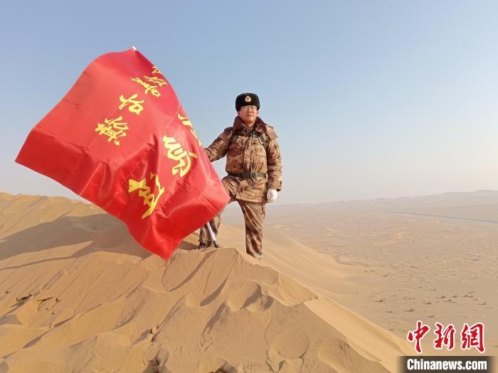 圖為在荒漠中駐守的謝寶民?！∈茉L者供圖