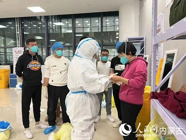 醫(yī)護人員正在方艙醫(yī)院工作。呼和浩特市第一醫(yī)院供圖