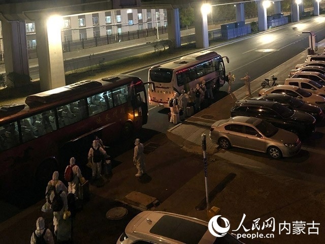 高校學(xué)生有序登車，前往隔離點。內(nèi)蒙古教育廳供圖