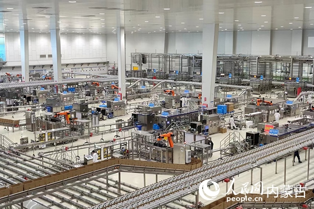 伊利健康谷液態(tài)奶生產(chǎn)基地。人民網(wǎng)記者 趙夢月攝