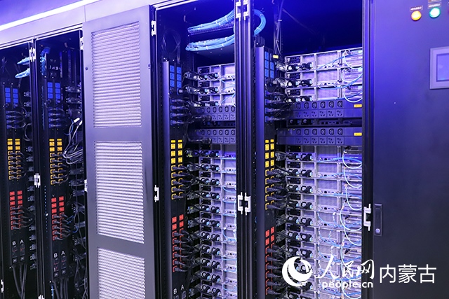 內(nèi)蒙古高性能計算公共服務(wù)平臺機房。人民網(wǎng)記者 苗陽攝