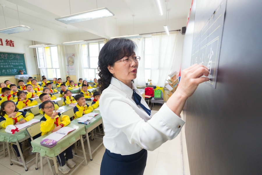 民族路小學(xué)（迎賓校區(qū)），語文老師燕凌云正在帶領(lǐng)同學(xué)們書寫漢字.jpg