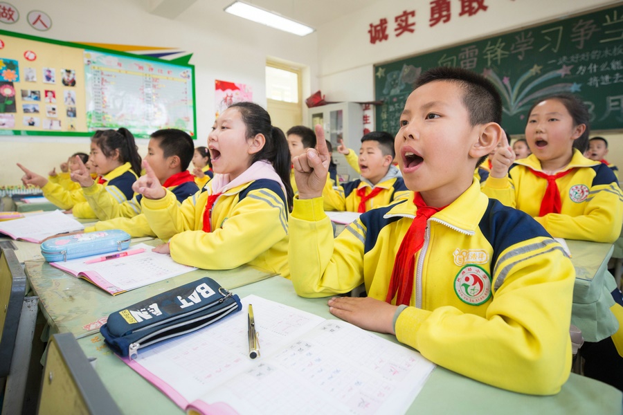 民族路小學(xué)（迎賓校區(qū)），同學(xué)們用手指虛劃筆順掌握字形（1）.jpg