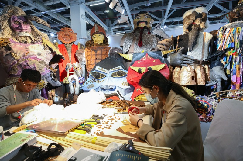 5.烏蘭劇社戲劇創(chuàng)作實(shí)踐工作坊，內(nèi)蒙古藝術(shù)學(xué)院學(xué)生現(xiàn)場(chǎng)制作相關(guān)道具.jpg