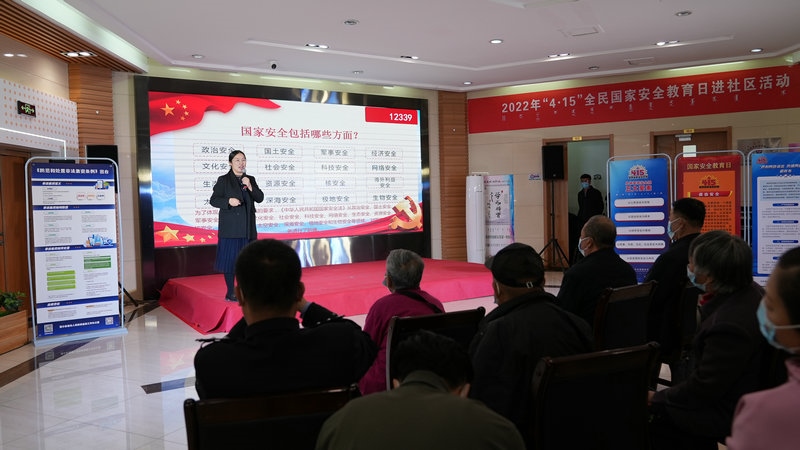 線下聯(lián)合各國家安全委員單位同步開展“國家安全進(jìn)社區(qū)”活動，現(xiàn)場通過以國家安全知識問答為主線，穿插烏蘭牧騎演出、國家安全宣講、發(fā)放國家安全法律法規(guī)讀本等形式，圍繞什么是國家安全、國家安全包含哪些內(nèi)容、如何維護(hù)國家安全等方面，為社區(qū)老百姓開展宣傳宣講，同時作為現(xiàn)場“進(jìn)社區(qū)”活動與線上直播活動連線，把現(xiàn)場熱烈氣氛帶到網(wǎng)絡(luò)，與大家共同分享。 (4)_副本.jpg