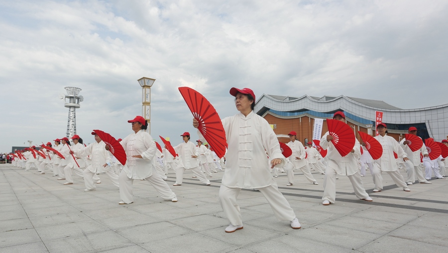 十四冬倒計(jì)時(shí)200天全面健身系列活動(dòng)啟動(dòng)儀式上的太極扇表演。（李峰 攝）.JPG