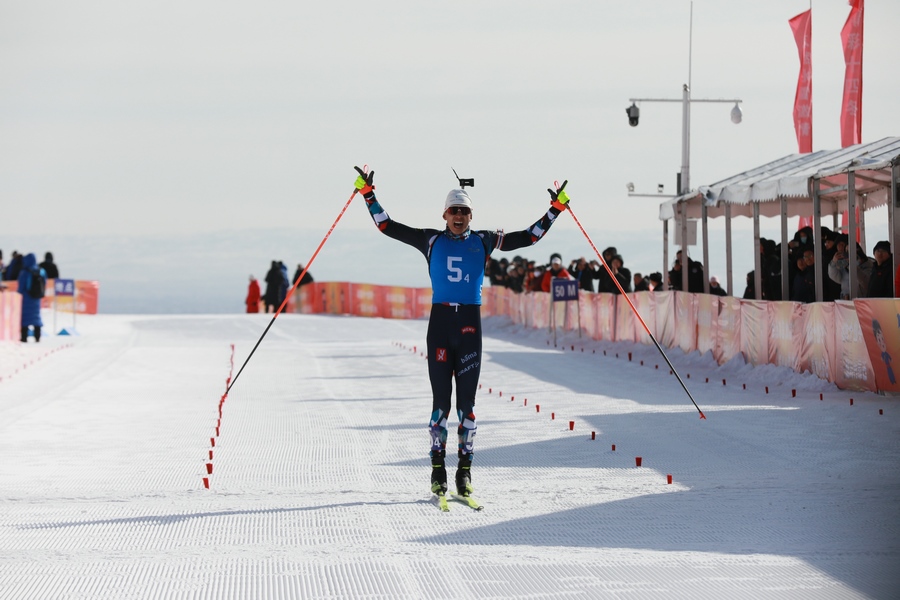 1708668427110643.jpg 河北選手閆星元率先沖過(guò)終點(diǎn)線.JPG