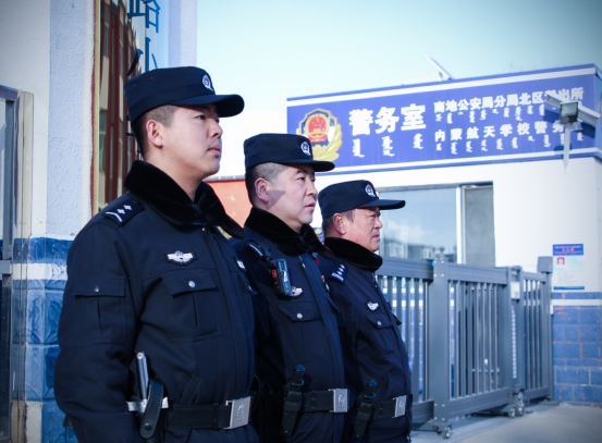 站好“護學崗”，守護“成長路”——南地公安持續(xù)開展護學行動214.png