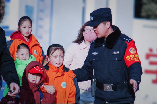 站好“護學崗”，守護“成長路”——南地公安持續(xù)開展護學行動494.png