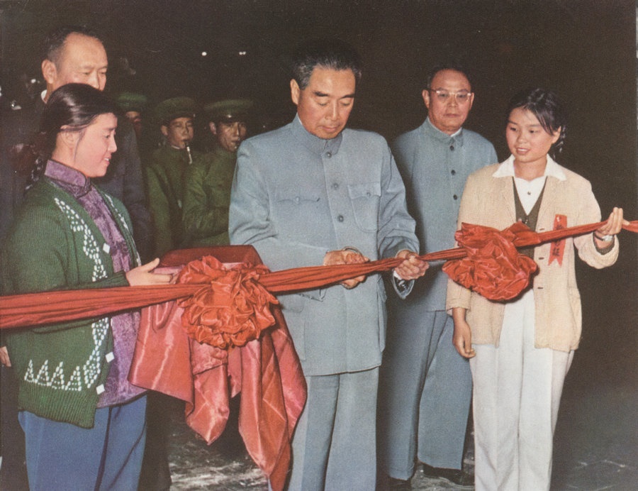 1959年10月15日，周恩來總理親自為包鋼一號高爐出鐵剪彩。.jpg