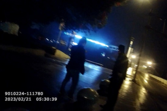 報(bào)警人唐師傅向民警講述情況 。資陽(yáng)公安供圖