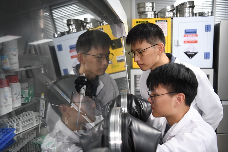 2022年10月19日，中國(guó)科學(xué)技術(shù)大學(xué)地球和空間科學(xué)學(xué)院研究員、青年教師郝記華（后）在實(shí)驗(yàn)室與學(xué)生交流。