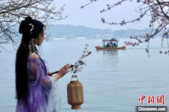 圖為游客在昆明湖畔游玩。<a target='_blank' data-cke-saved-href='/' href='/'><p align=