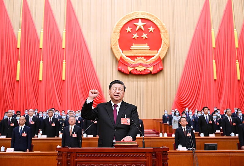 2023年3月10日，十四屆全國人大一次會議在北京人民大會堂舉行第三次全體會議。習近平全票當選為中華人民共和國主席、中華人民共和國中央軍事委員會主席。這是習近平進行憲法宣誓。