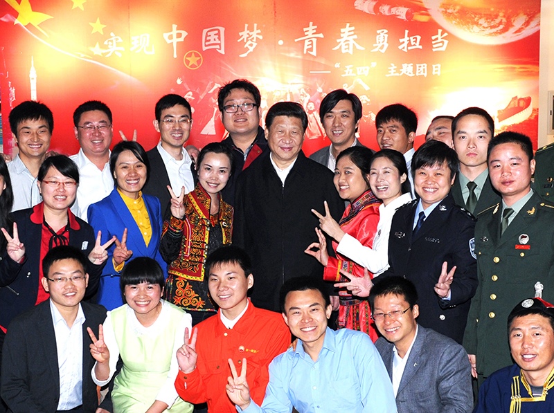 2013年5月4日，習(xí)近平總書(shū)記來(lái)到中國(guó)航天科技集團(tuán)公司中國(guó)空間技術(shù)研究院，同各界優(yōu)秀青年代表座談并發(fā)表重要講話。這是座談會(huì)前，習(xí)近平和在展廳參觀的優(yōu)秀青年代表合影。