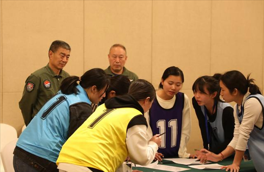 2023年4月4日，參加海軍招飛選拔的學(xué)生在心理選拔環(huán)節(jié)討論發(fā)言，海軍飛行人才心理選拔專(zhuān)家對(duì)參檢學(xué)生進(jìn)行活動(dòng)觀察。