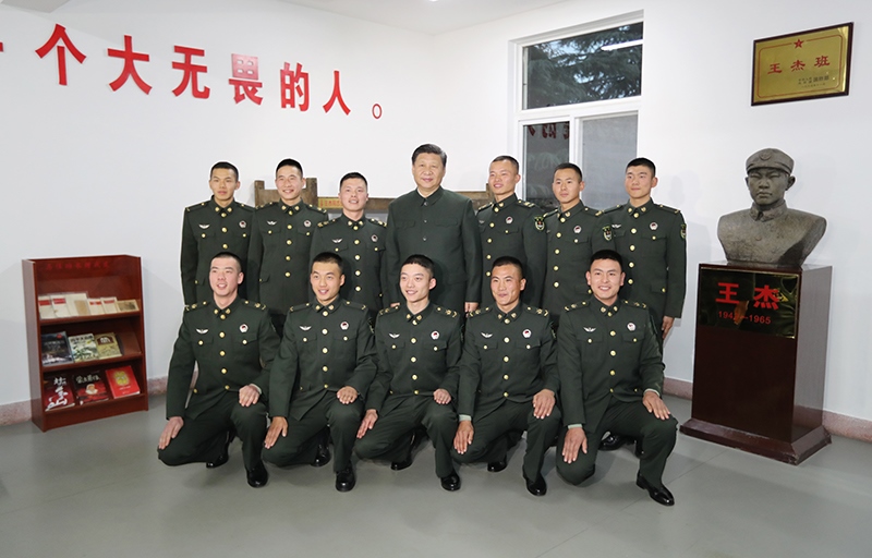 2017年12月13日，中共中央總書記、國(guó)家主席、中央軍委主席習(xí)近平到第71集團(tuán)軍視察。這是習(xí)近平同“王杰班”戰(zhàn)士合影。