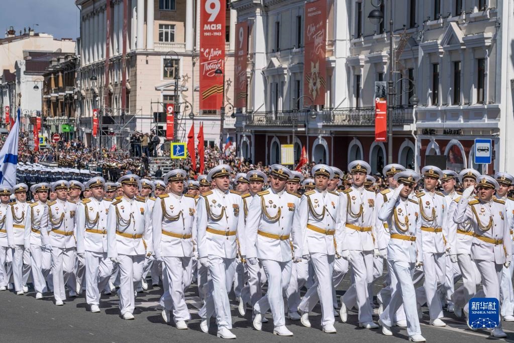 5月9日，在俄羅斯符拉迪沃斯托克市，軍人參加閱兵式。新華社發(fā)（郭飛洲攝）