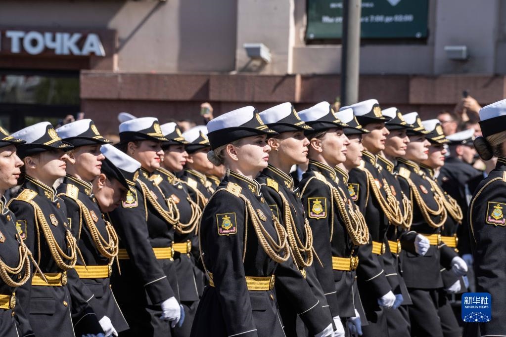 5月9日，在俄羅斯符拉迪沃斯托克市，軍人參加閱兵式。新華社發(fā)（郭飛洲攝）