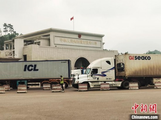 近日，位于中越邊境廣西憑祥市的友誼關(guān)口岸車水馬龍，裝載著東盟水果的跨境車輛來往不斷。黃艷梅 攝