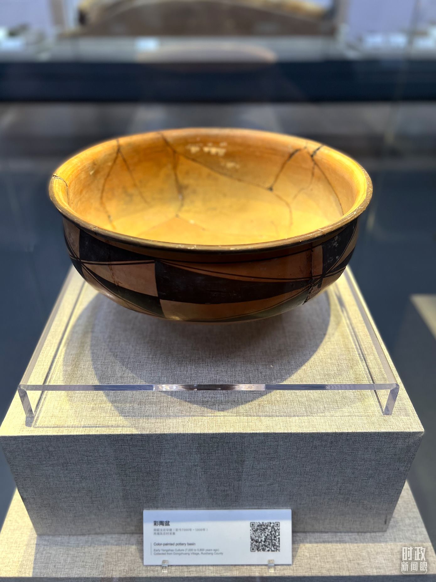 △運(yùn)城博物館內(nèi)展出的仰韶文化早期的彩陶盆。（總臺(tái)央視記者邢彬拍攝）