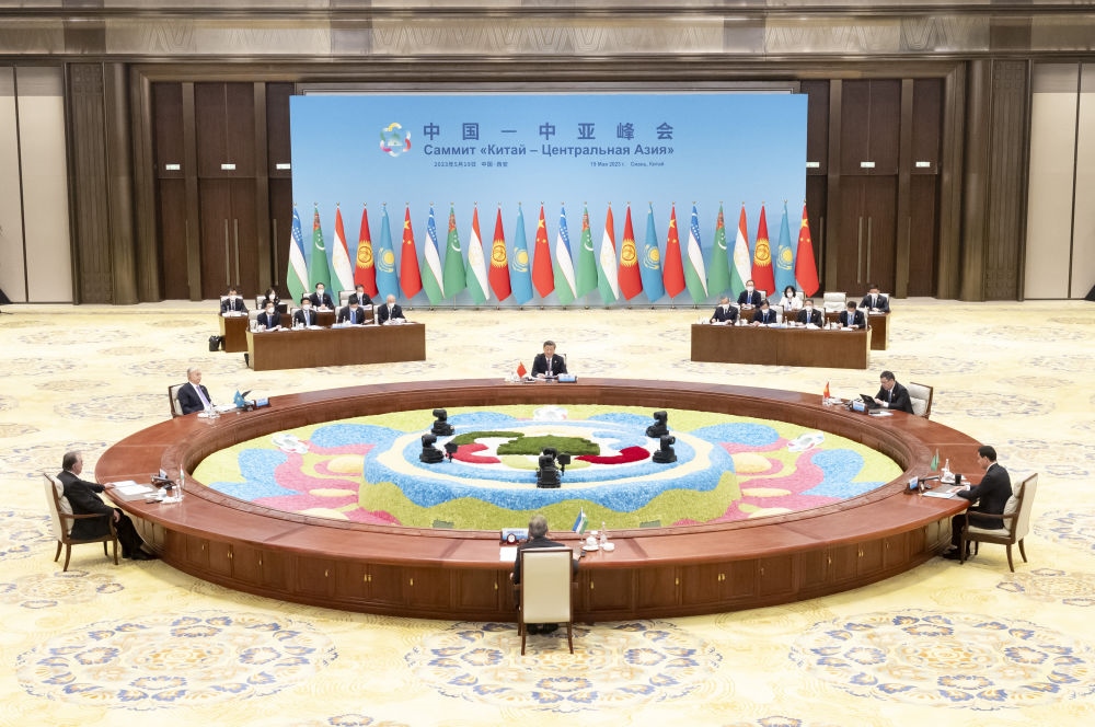5月19日上午，國家主席習(xí)近平在陜西省西安市主持首屆中國－中亞峰會并發(fā)表題為《攜手建設(shè)守望相助、共同發(fā)展、普遍安全、世代友好的中國－中亞命運共同體》的主旨講話。哈薩克斯坦總統(tǒng)托卡耶夫、吉爾吉斯斯坦總統(tǒng)扎帕羅夫、塔吉克斯坦總統(tǒng)拉赫蒙、土庫曼斯坦總統(tǒng)別爾德穆哈梅多夫、烏茲別克斯坦總統(tǒng)米爾濟(jì)約耶夫出席。新華社記者 丁海濤 攝