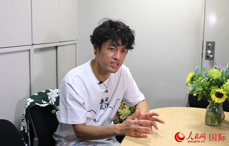 竹內(nèi)亮接受人民網(wǎng)專訪。人民網(wǎng) 許可攝