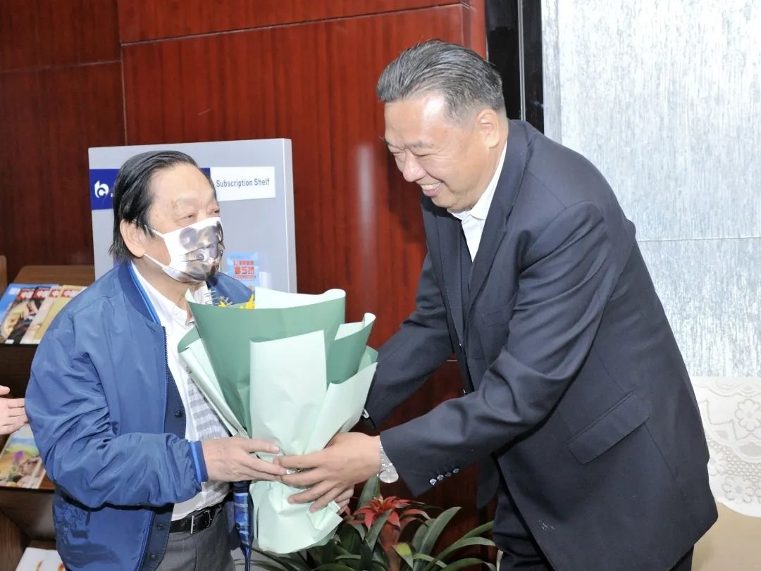 ▲青海省政協(xié)副主席、青海省林草局黨組書記、局長、祁連山國家公園青海省管理局局長李曉南在機(jī)場迎接韓美林