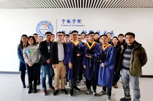 桂海潮（前排左二）與實驗室碩士畢業(yè)生合影。校方供圖