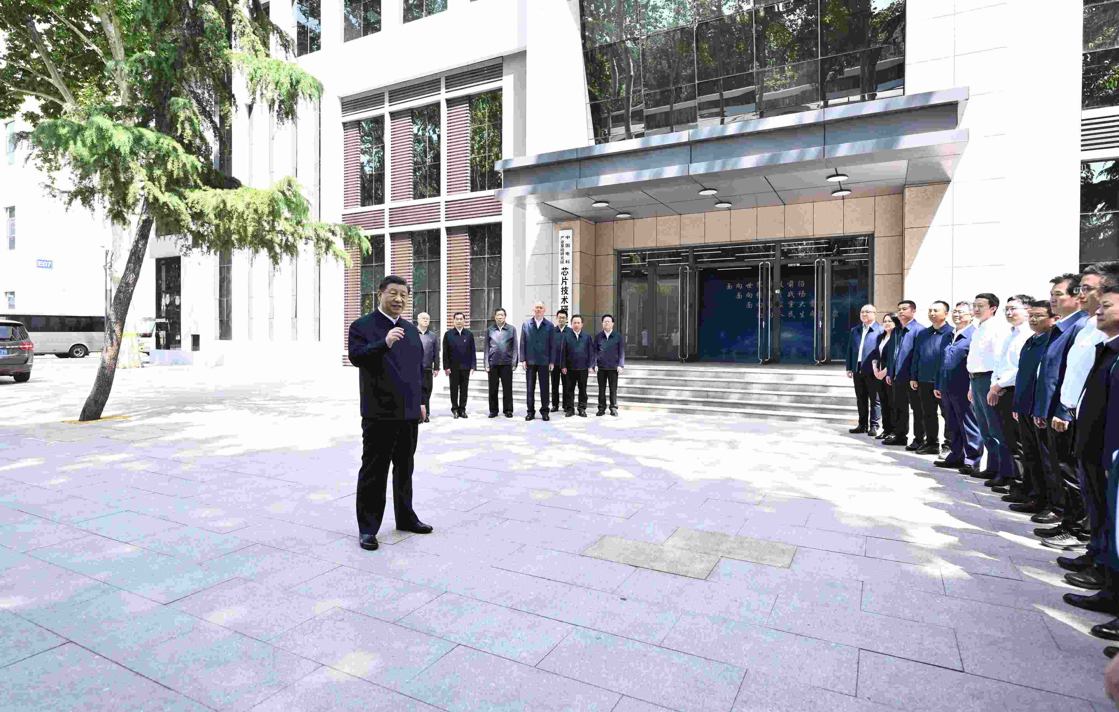 △2023年5月12日，習(xí)近平總書(shū)記在中國(guó)電科產(chǎn)業(yè)基礎(chǔ)研究院同科技工作者交流。