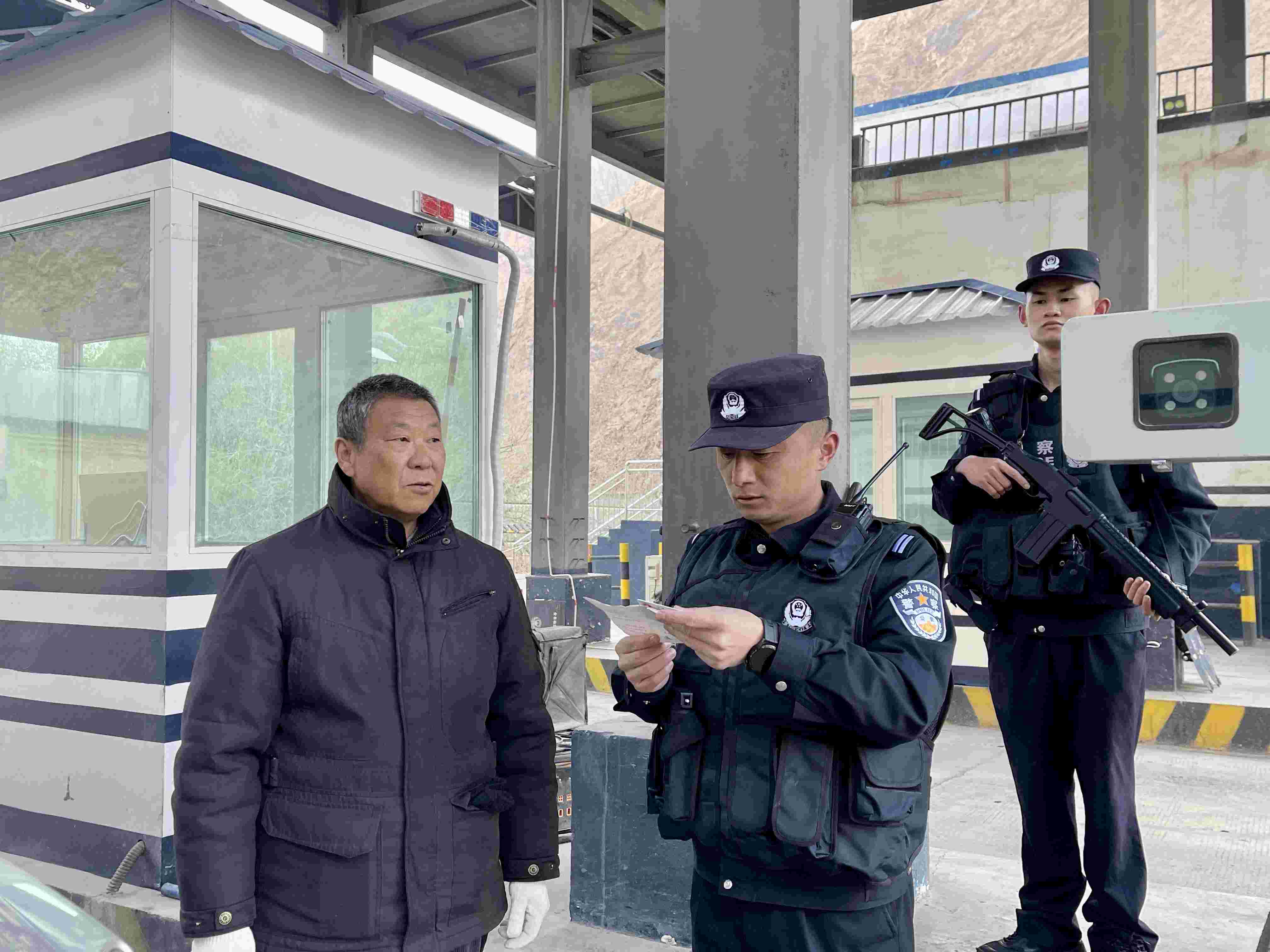 在庫地邊境檢查站，陳暢核對進出邊境管理區(qū)人員信息。人民網(wǎng) 周靜圓攝
